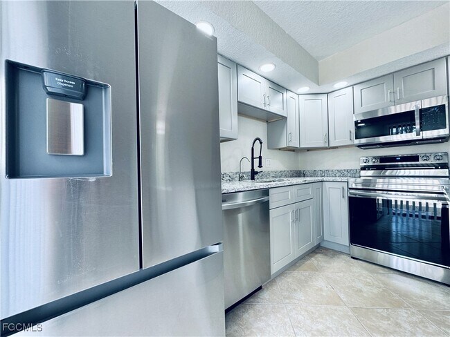Building Photo - 5205 Cedarbend Dr