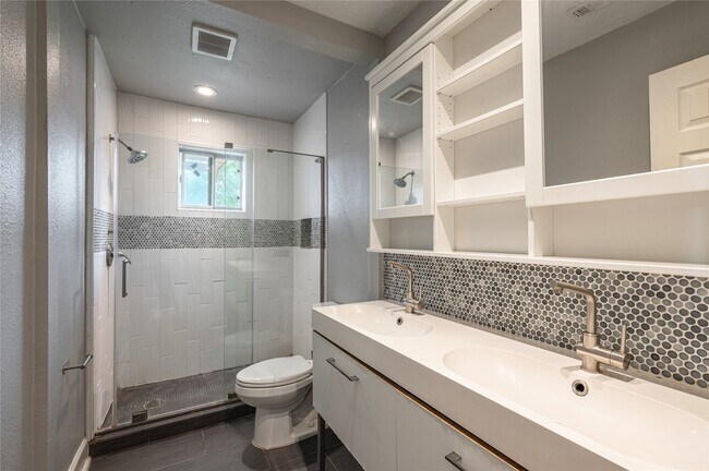 Building Photo - 407 Juniper Ct