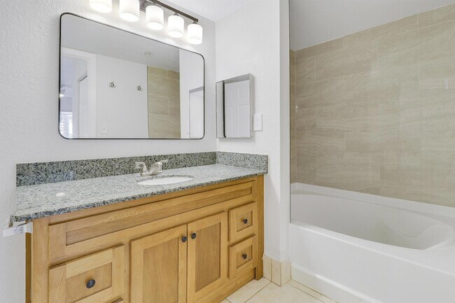 Building Photo - 171 SW Palm Dr