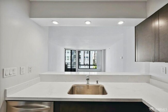 Building Photo - 900 Bush St