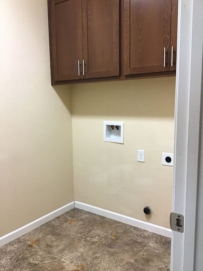 Building Photo - Beautiful Home - $200.00 of first month's rent