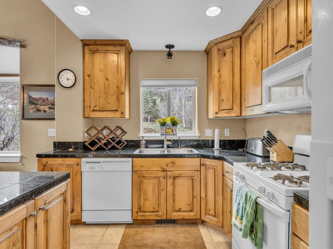 Building Photo - End-Unit Townhome in Cove Canyon