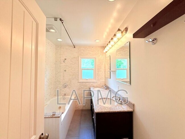 Building Photo - 16457 Gledhill St