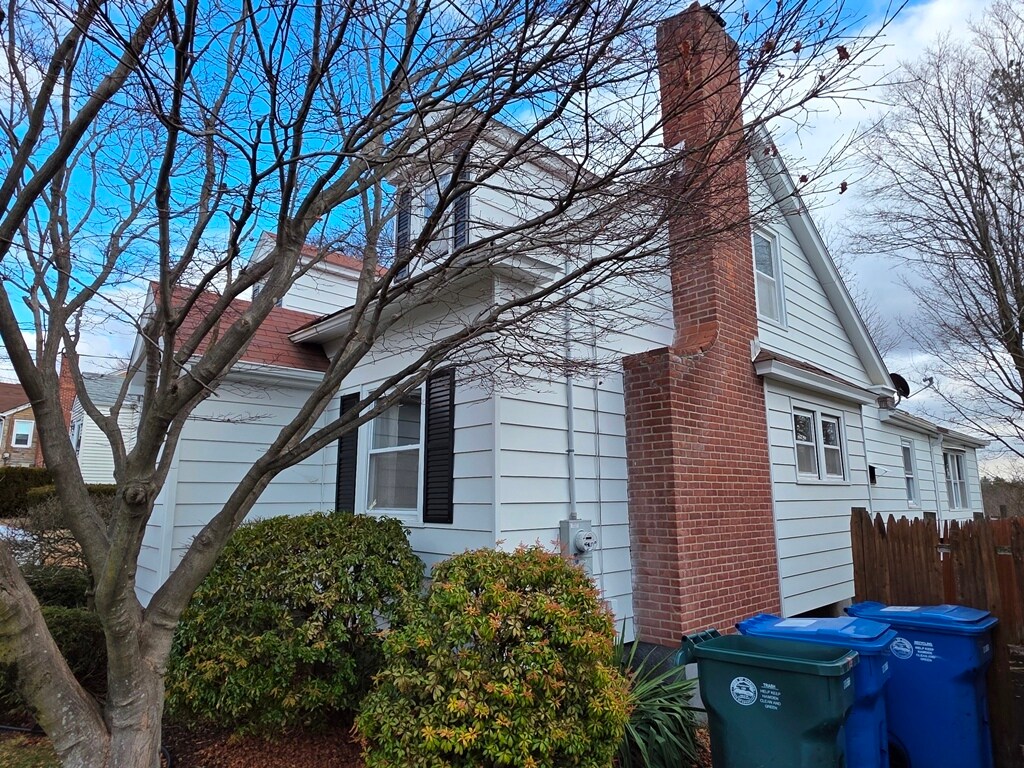 Building Photo - 19 Lakeview Ave