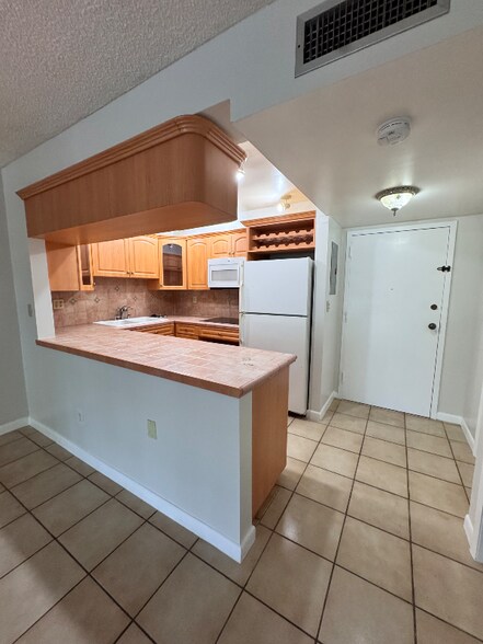 Building Photo - 995 SW 84th Ave