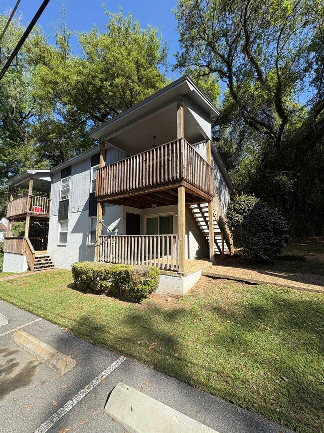 Primary Photo - 1530 Live Oak Dr