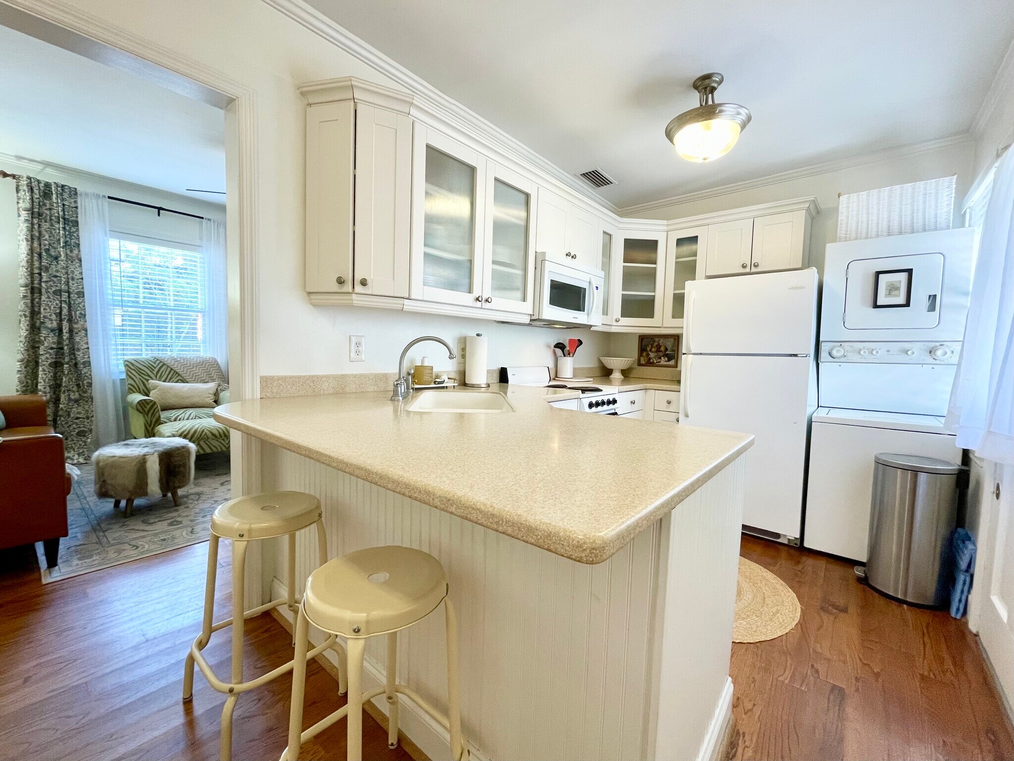 Kitchen, Barstools, Breakfast Counter - 215 W Taylor St