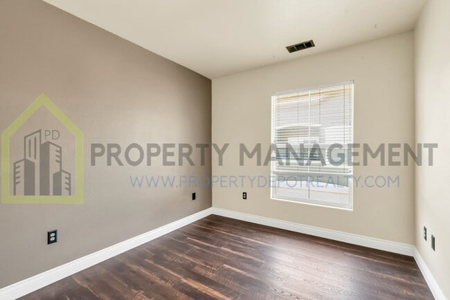 Building Photo - Spacious 2 (or 3!) Bed Condo in Gated Comm...