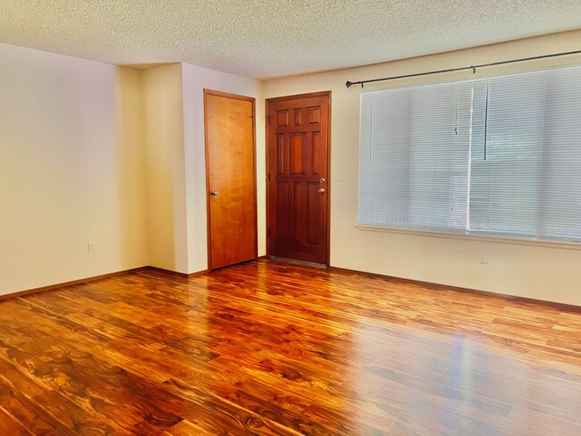 Building Photo - Eastside Olympia/ Must See! Available Now-2bd 1bath