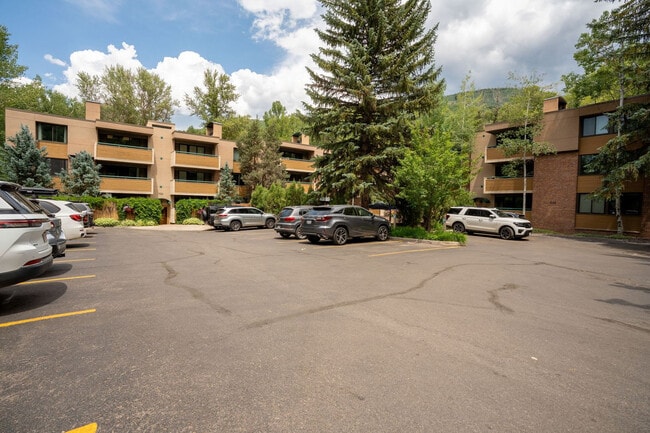 Building Photo - 1024 E Hopkins Ave