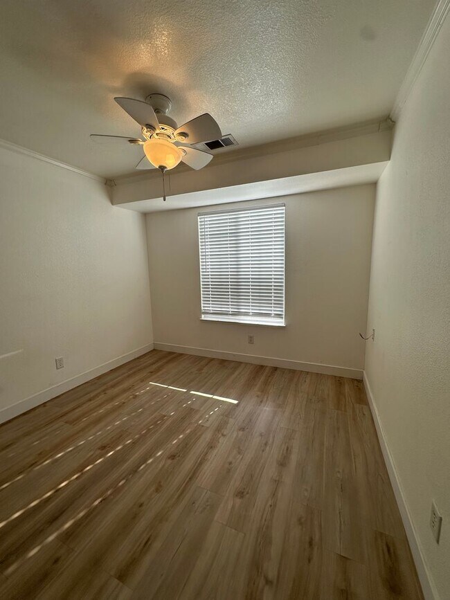 Building Photo - Charming Home Rent Ready !