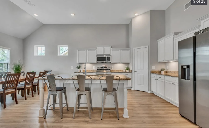 Building Photo - 272 Thorpe Dr