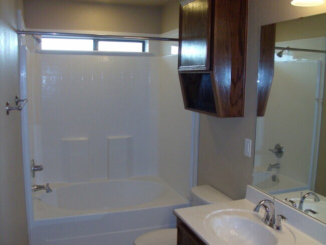 Building Photo - Beautiful 2 bed/2 bath off of Bunny Trail ...