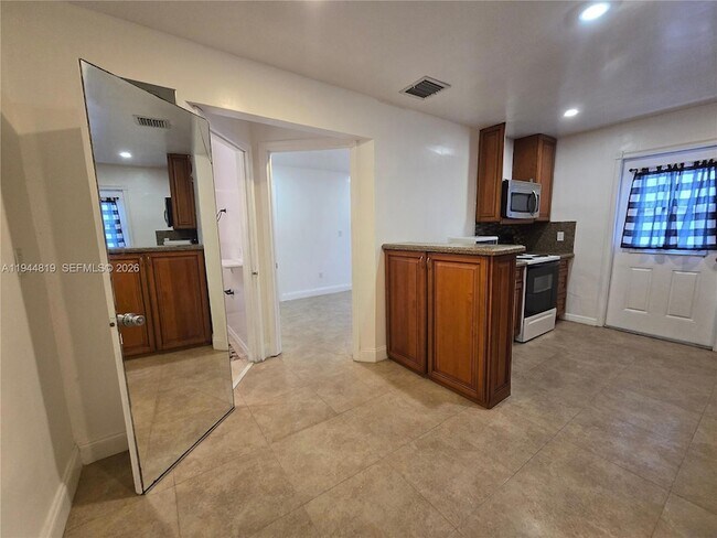 Building Photo - 2957 SW 36th Ct