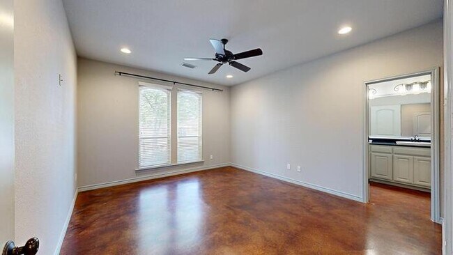 Building Photo - 3 bed 2 bath home with 2 car garage!