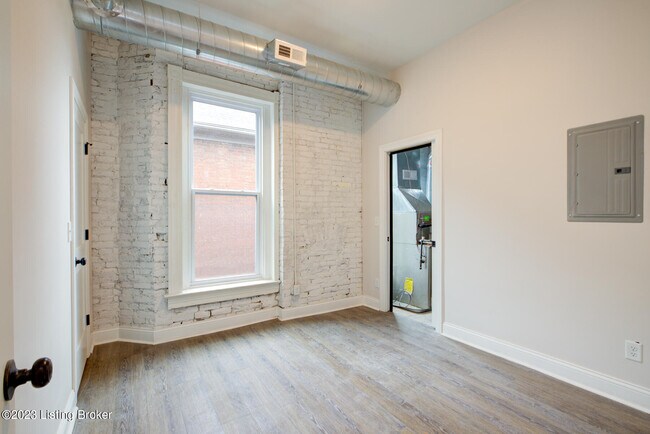 Building Photo - 1105 S 1st St