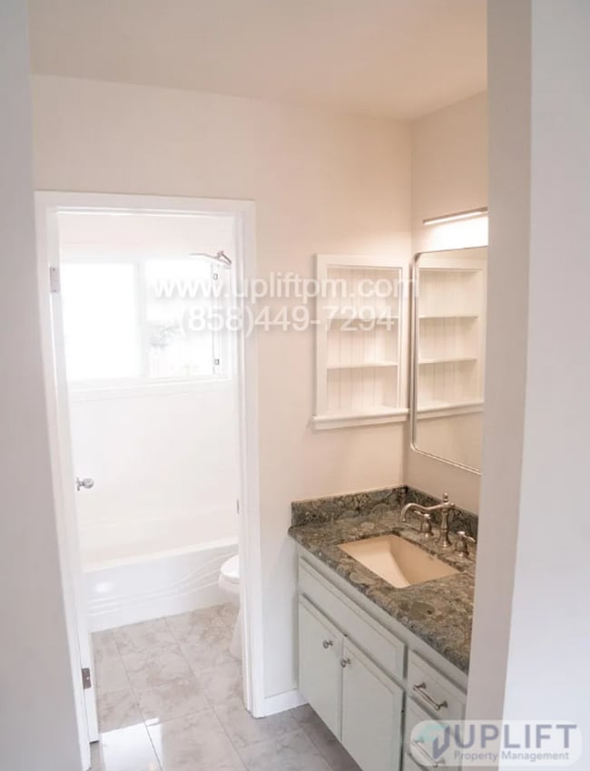 Building Photo - Spacious Townhome Just Minutes from the Be...