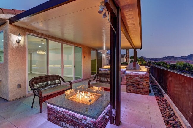 Building Photo - 180 Degree elevated views from a quiet str...