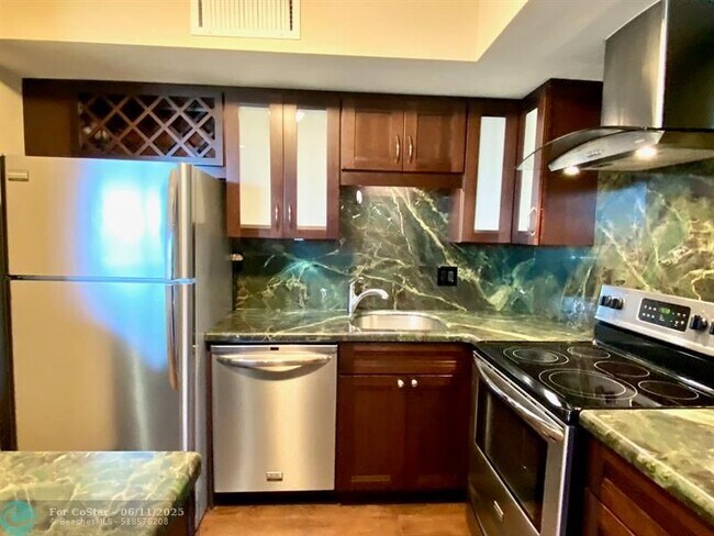 Building Photo - 1050 SE 15th St