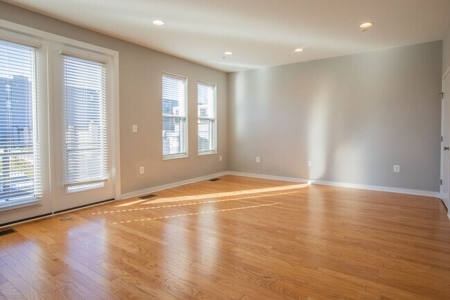 Building Photo - Gorgeous 4 BR/3.5 BA EOG Townhome in Silve...