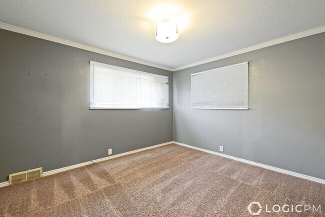 Building Photo - 1305 Henderson Dr