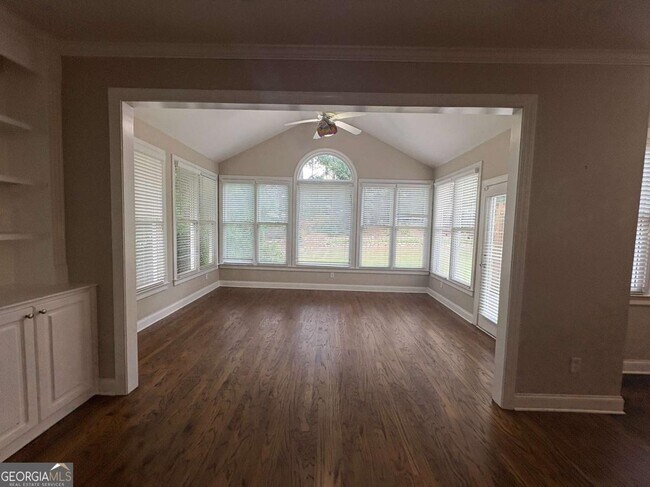 Building Photo - 1150 Lamont Cir