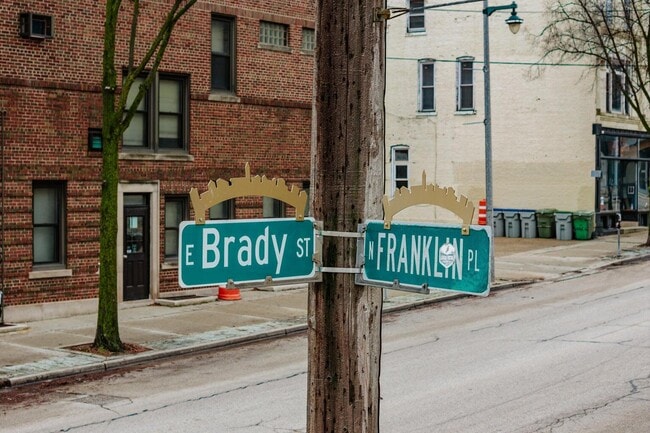 Building Photo - 1730 N Franklin Pl