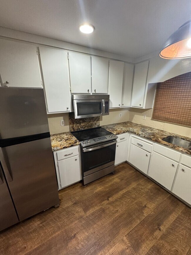 Building Photo - 3 Bedroom 3 Bath Beauty on Golf Course with Wet Bar and Storage Building