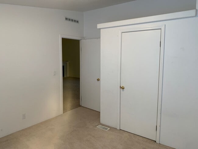 Building Photo - Spacious 3-Bed, 2-Bath Home