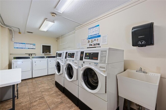 Building Photo - 1540 Glen Oaks Dr E