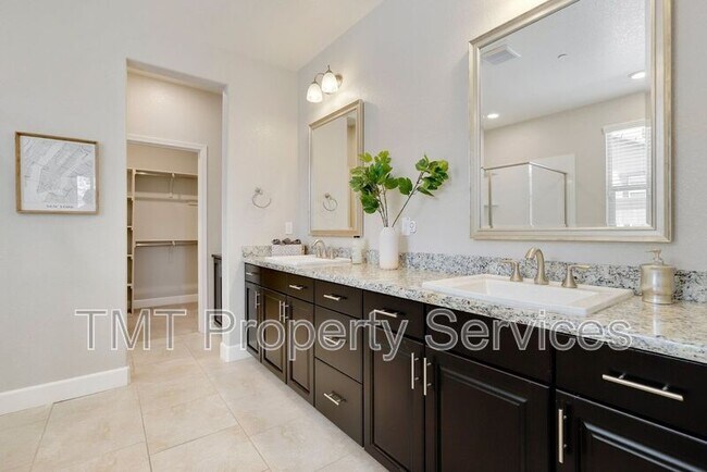 Building Photo - 1141 Vista Verde Dr