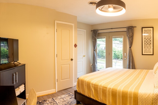 Building Photo - 2327 Glendale Terrace