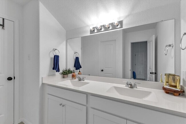 Building Photo - 17608 Penfolds Dr