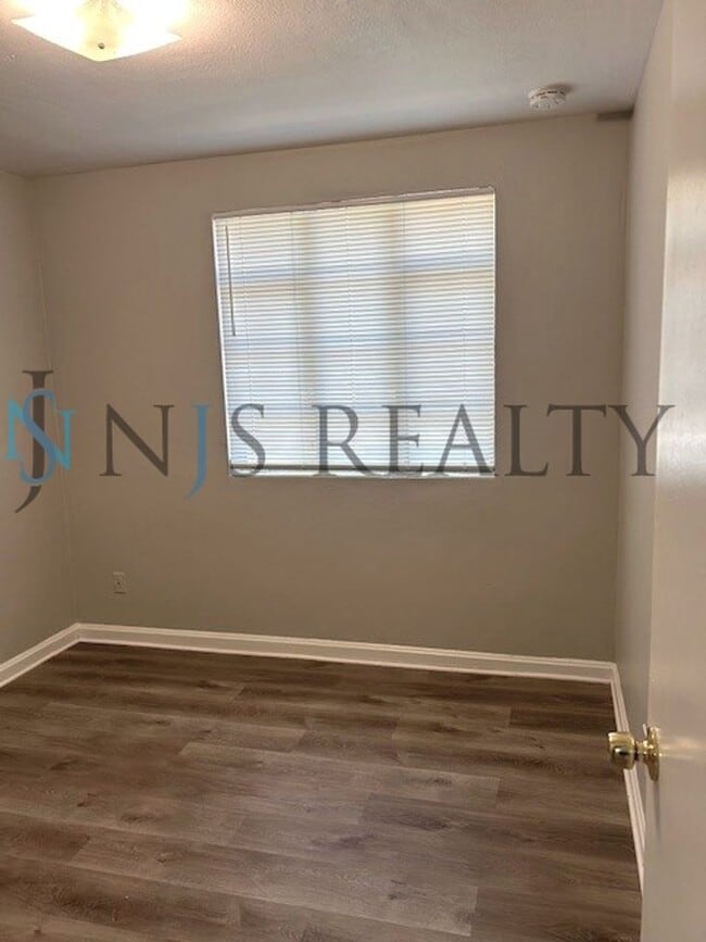 Building Photo - BEAUTIFULLY UPDATED 3/1 889sq ft home. with upgraded kitchen & bath & covered parking!!