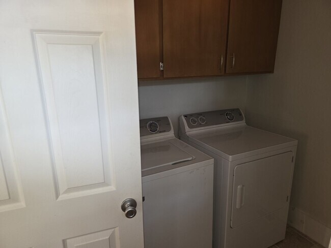 Building Photo - Unfurnished three bedroom house in Al Tahoe