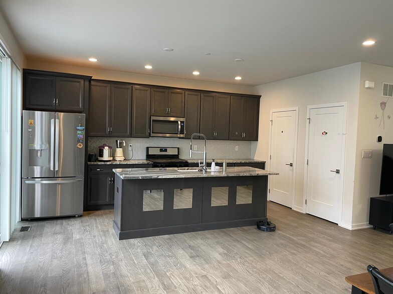 Building Photo - 294 Kennedy Dr