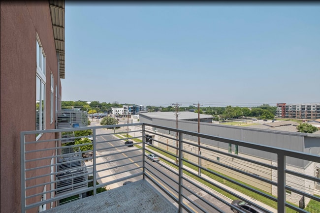 Building Photo - Prime location with City Views!!