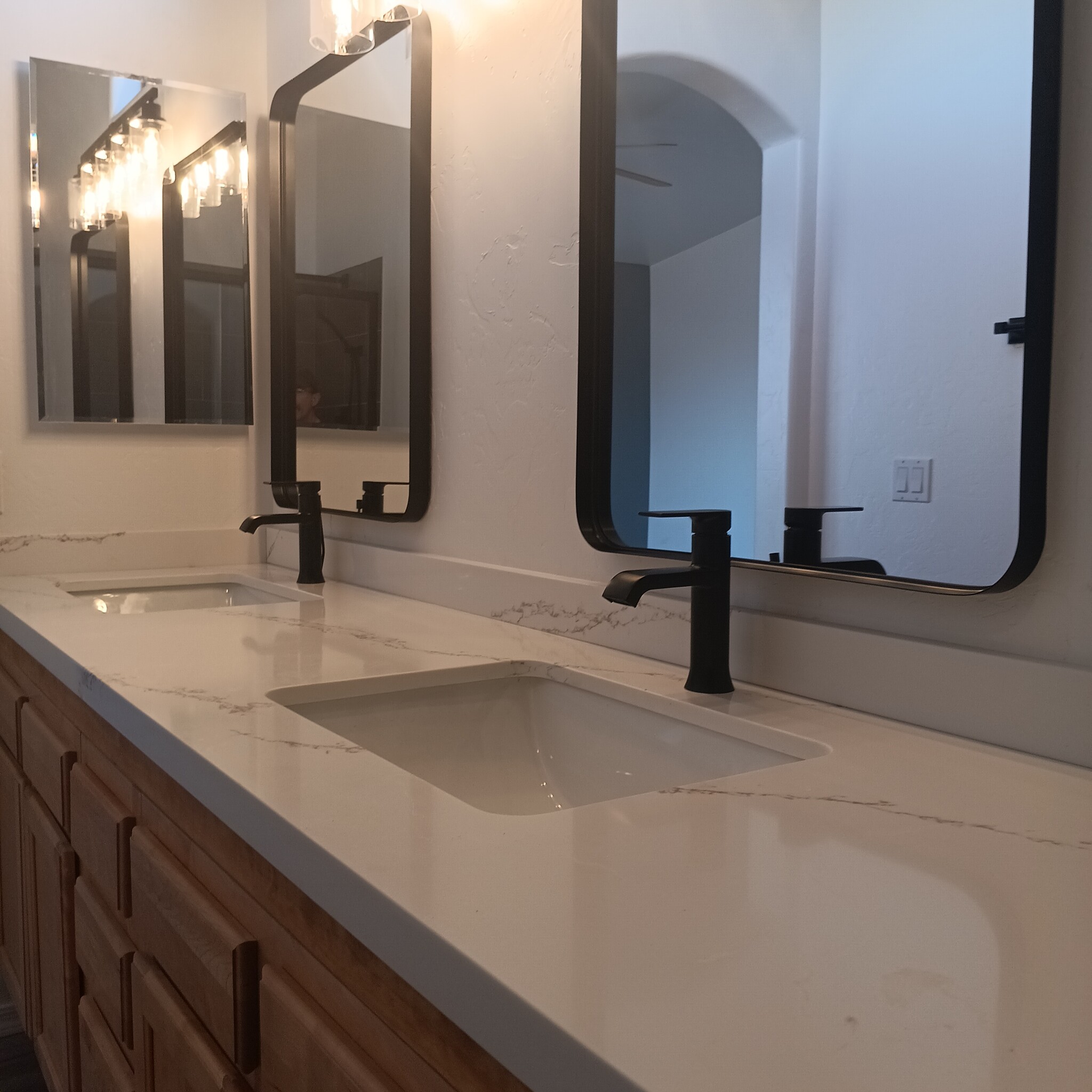 Spacious quartz vanitytop - 2411 E Stone Stable Dr