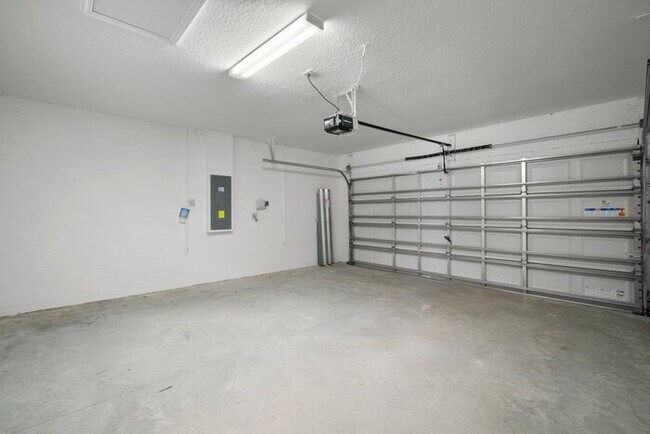 Building Photo - LIKE NEW Home For Rent in Belmont!