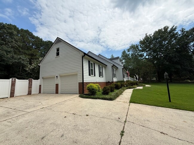 Building Photo - Stunning *4BD, 3BA North Raleigh Home on a...
