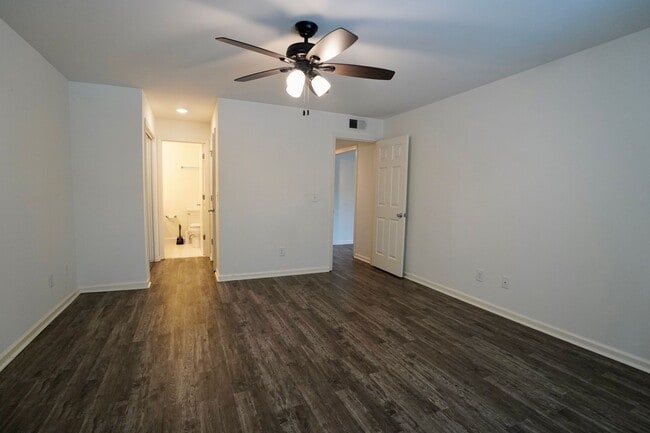 Building Photo - 2 Bed 2 Bath in Desirable Green Hills!