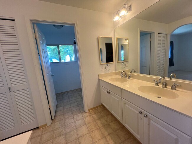 Building Photo - 2 Bedroom / 2.5 Bath Condo with 1 car gara...