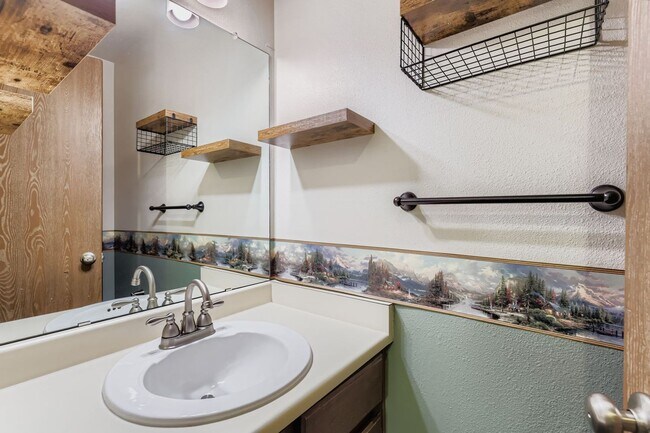 Building Photo - Wonderful 2BD/2.5BA Condo in Excellent Loc...