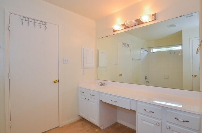 Building Photo - 19434 Brook Village Rd