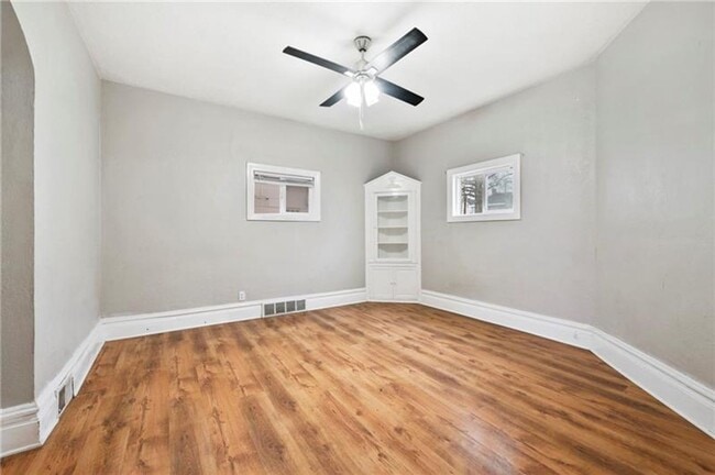 Building Photo - Charming 2-Bedroom Home with Tall Ceilings & Backyard Deck in Coraopolis