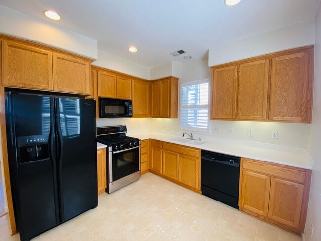Building Photo - Gorgeous Townhouse with Attached Single-Ca...