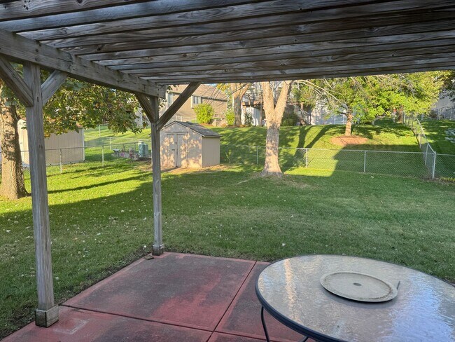 Building Photo - Spacious Papillion home with modern comfor...
