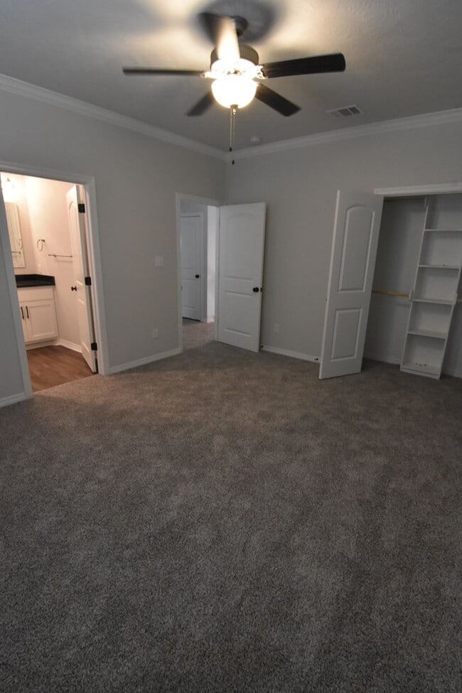 Building Photo - 4 bed,4 bath House available Jan 2nd 2026