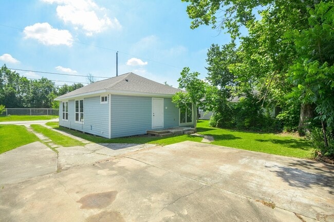 Building Photo - 3013 Brackenridge St