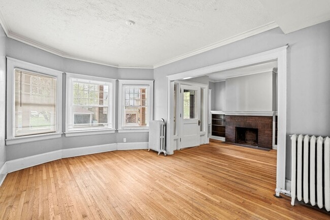 Building Photo - 2118 E Linnwood Ave